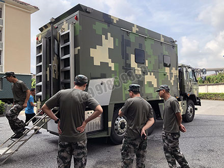 東風(fēng)6x6軍用炊事車(chē)圖片4