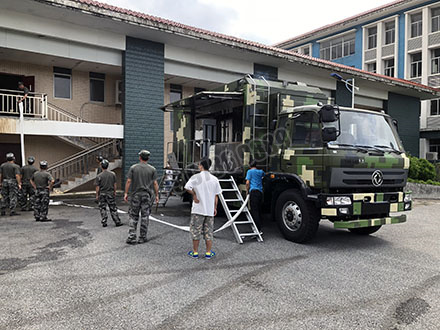 東風(fēng)6x6軍用炊事車(chē)圖片3