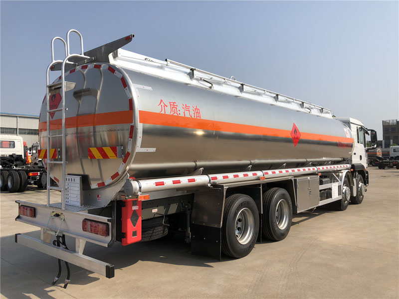 汕德卡前四后八30.4方運(yùn)油車(chē)圖片4